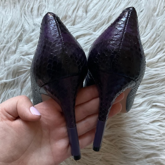 Pour La Victoire Camrin Dark Purple Snake Embossed Leather Heel Pumps NWT Sz 8.5 - Picture 5 of 10